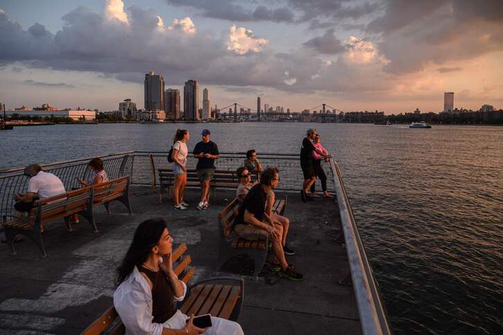 Gente contemplando la puesta de sol en Brooklyn, Nueva York, este 2 de agosto.