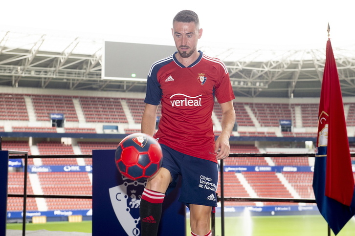 Moi Gómez, dando unos toques en su presentación ante la afición rojilla.