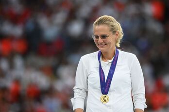 Sarina Wiegmanen irribarrea bere bigarren Eurokopa erdietsi ostean.