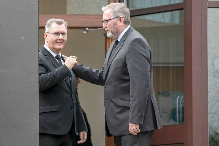 El líder del DUP, Jefferson Donalds (a la izquierda), se saluda con el líder del Partido Unionista del Ulster, Doug Beattie.