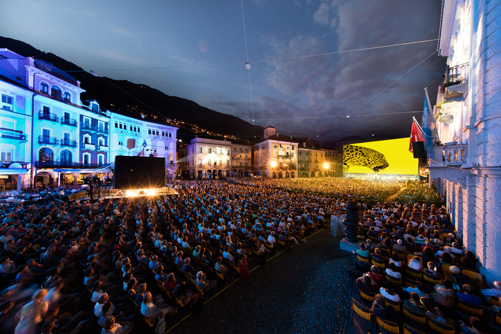 La abarrotadísima Piazza Grande de la ciudad suiza ubicada junto al lago Maggiore.