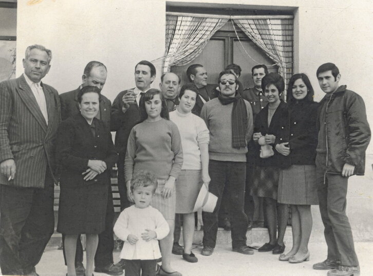 Abajo, Miguel Castells en su destierro en Cáceres. El abogado fue uno de los 56 expatriados. A la derecha, patrullas en las calles del casco viejo de Donostia durante el estado de excepción.