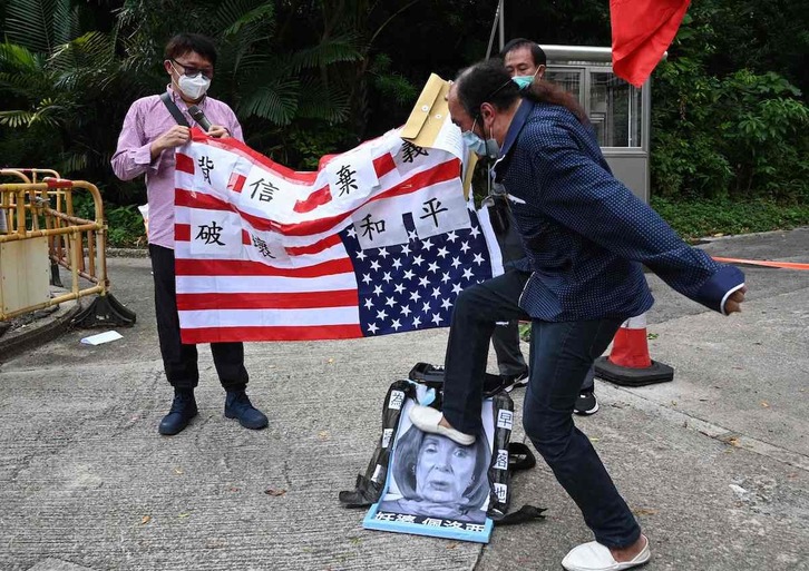       Manifestantes rechazan la visita de Nancy Pelosi a Taiwán ante el consulado de Estados Unidos en Hong Kong. 