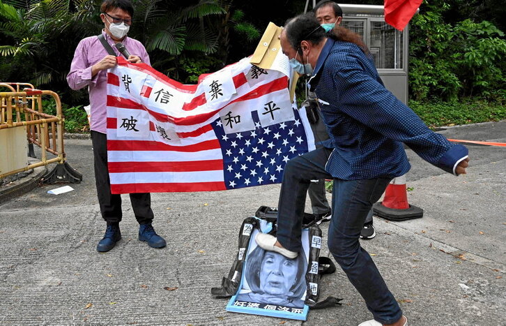 Manifestantes rechazan la visita de Nancy Pelosi a Taiwán ante el consulado de Estados Unidos en Hong Kong.