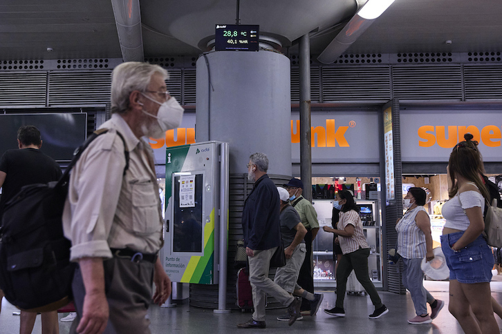 Los aeropuertos son algunas de las instalaciones que deberán someterse al tope de temperatura.
