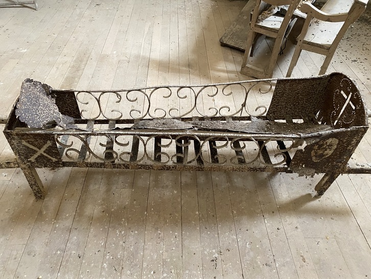 Irudian, hildakoak garraiatzeko erabiltzen ziren andak, Markinezen.