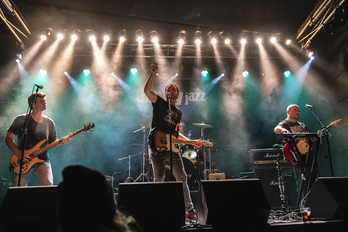 Asier Olabarrietak hainbeste urtetan sortu dituen abestiei forma eman eta Islabat proiektuarekin kaleratu du diskoa.