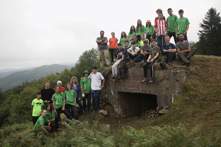 Un total de 25 jóvenes de la Eurorregión participan en la recuperación de búnkeres del franquismo en el Pirineo navarro.