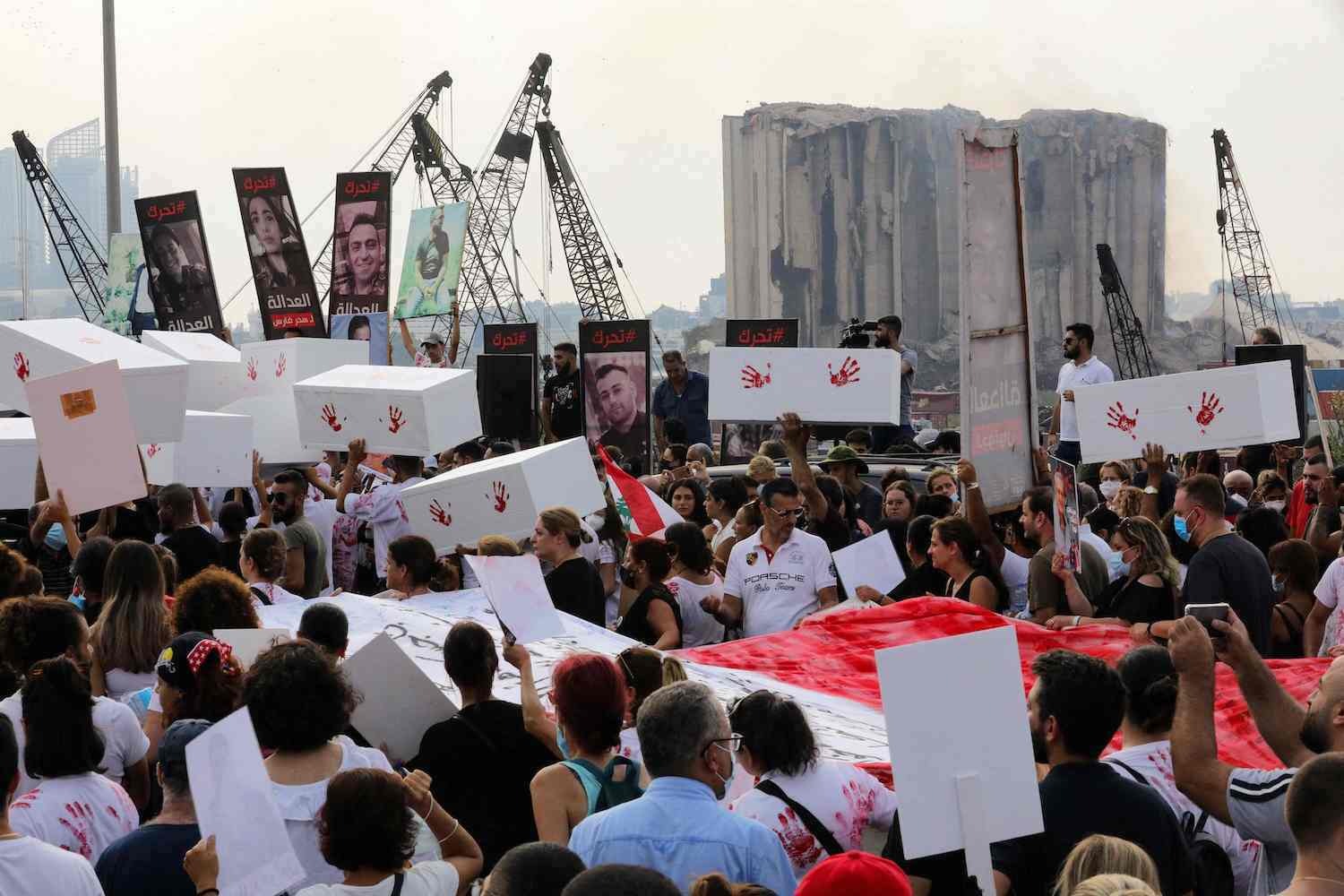 Activistas y familiares de las víctimas de la explosión en el puerto de Beirut de 2020 han realizado una protesta este jueves. (Ibrahim AMRO | AFP)