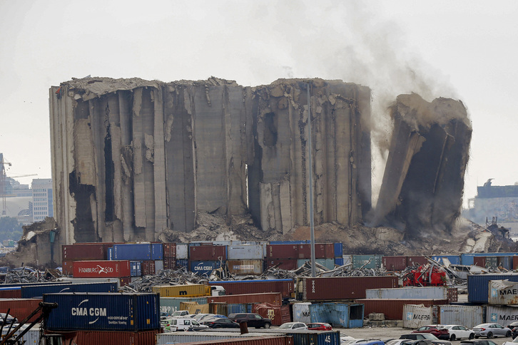 Momento en que ha colapsado parte de los silos del puerto de Beirut. 