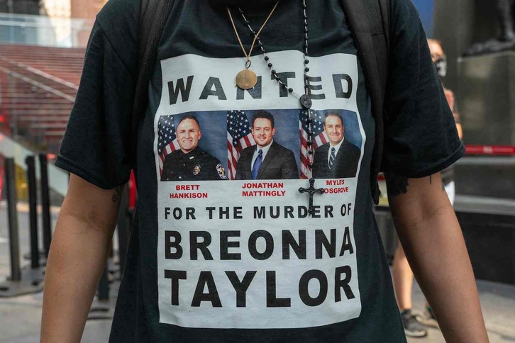Fotografía tomada el 9 de agosto de 2020, cuando un grupo de manifestantes se reunieron en Times Square, Nueva York, para protestar por la muerte de Taylor.
