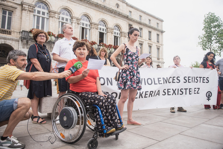 La concentración realizada este jueves ante el ayuntamiento de Baiona.