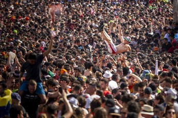 La plaza de la Virgen Blanca recuperaba este jueves su aspecto habitual del primer día de las fiestas.