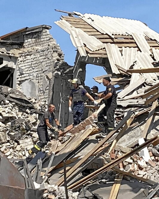 Tranajos de rescate tras un bombardeo en Bakhmut.