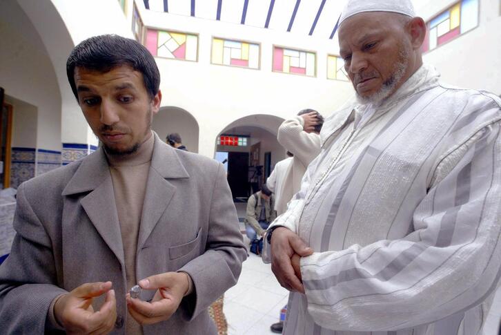 Hassan Iquioussen (izquierda) fotografiado en 2004 en la mezquita de Escaudain, en el norte del Estado francés.