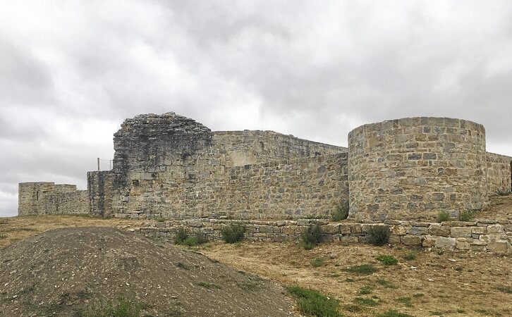 Restos de ese mismo castillo consolidados por las diferentes campañas de la Sociedad de Ciencias Aranzadi. 