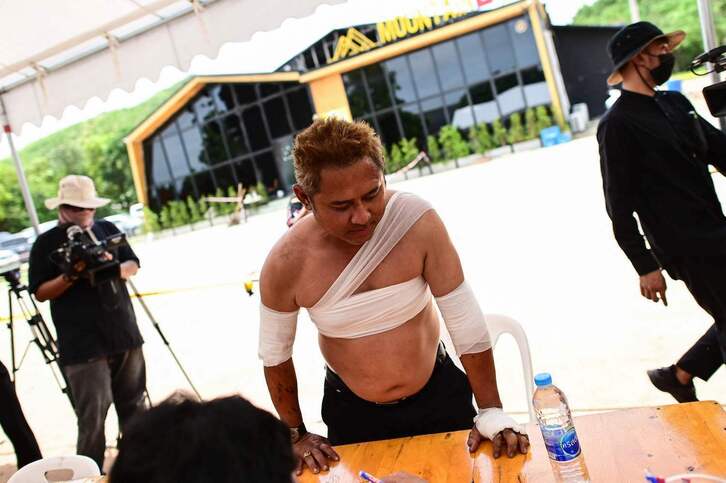 Uno de los supervivientes habla con las autoridades en la carpa instalada junto a la discoteca Mountain B, en Chon Buri.