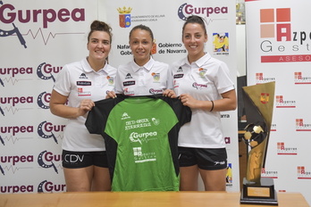 De Uriarte, García y Montilla posan con la camiseta de su nuevo equipo.