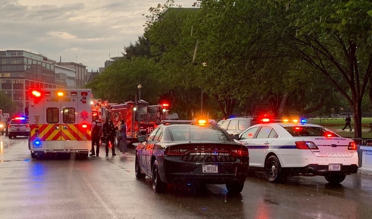 Imagen de los equipos de urgencias que han atendido a las personas heridas por los rayos caídos cerca de la Casa Blanca.