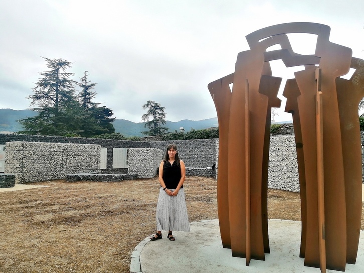 La alcaldesa Itziar Biguri en el Columbario de la Dignidad de Urduña.