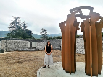 La alcaldesa Itziar Biguri en el Columbario de la Dignidad de Urduña.