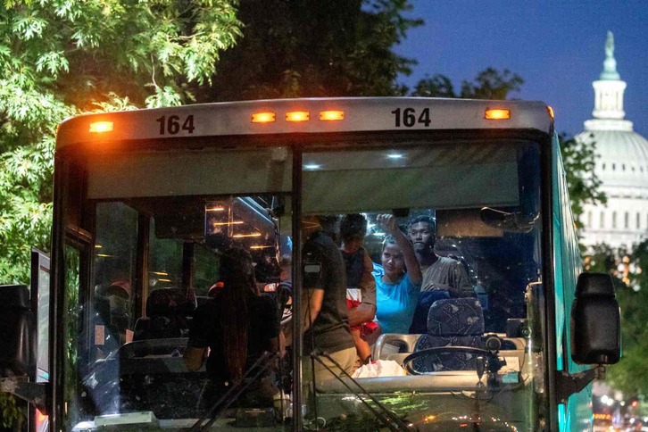 Migrantes venezolanos llegan el 2 de agosto a las inmediaciones del Capitolio de EEUU, en Washington, después de haber montado en un autobús en Del Río, Texas.