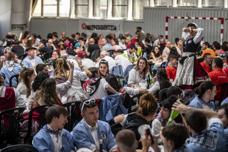 Comida popular organizada por las txosnas. 