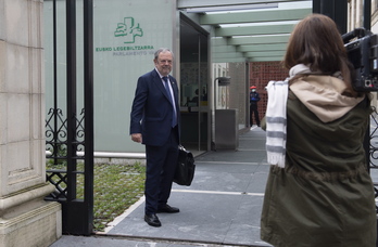 El consejero de Economía y Hacienda de Lakua, Pedro Azpiazu, a las puertas del Parlamento antes de un pleno. 