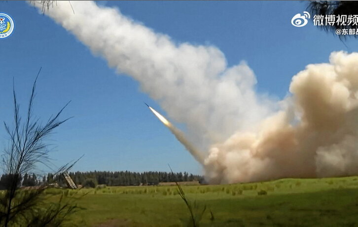Captura de pantalla de un vídeo del Ejército Popular de Liberación que muestra el lanzamiento de un misil durante las maniobras chinas.