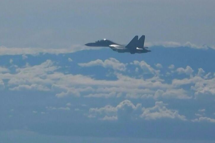 Un caza militar chino sobrevuela el estrecho de Taiwán.