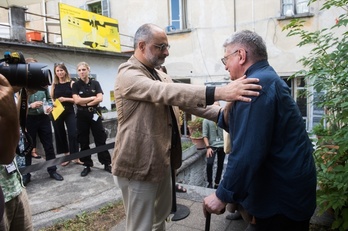 El director ruso Alexander Sokurov, a la derecha, llega al Festival de Locarno.