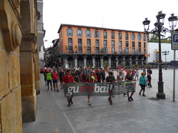 Euskal Selekzioaren aldeko mendi martxa Azkoitiara iristen, azken aurreko etapan. 