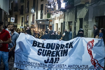 Movilización realizada en la noche del jueves por el movimiento feminista de Gasteiz, coincidiendo con el inicio de las fiestas.