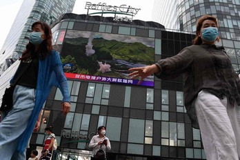 Información sobre Taiwan en una pantalla gigante del centro de Pekín. 