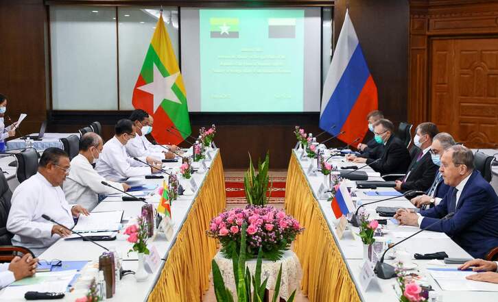Imagen de la reunión celebrada el pasado 3 de agosto entre los ministros de Exteriores de Rusia, Sergey Lavrov (d) y de Myanmar, Wunna Maung Lwin, y sus respectivos equipos en Naipyidó.