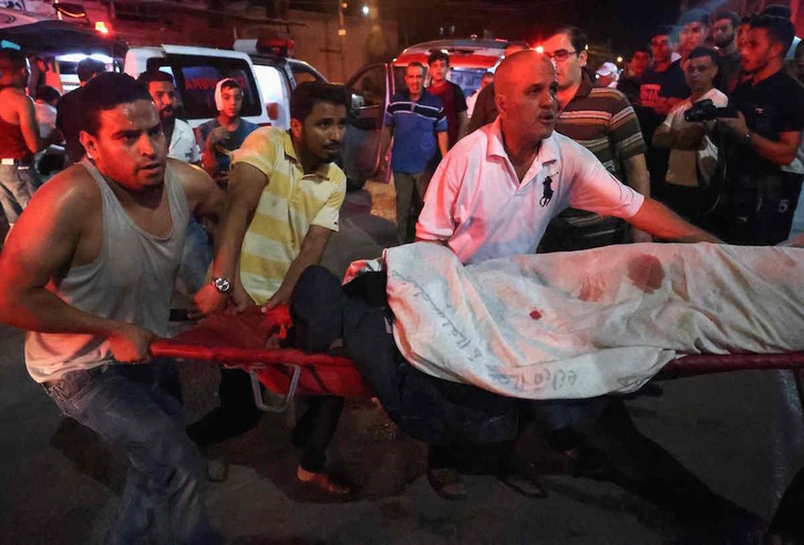 Traslado de heridos tras un nuevo ataque israelí en Gaza.