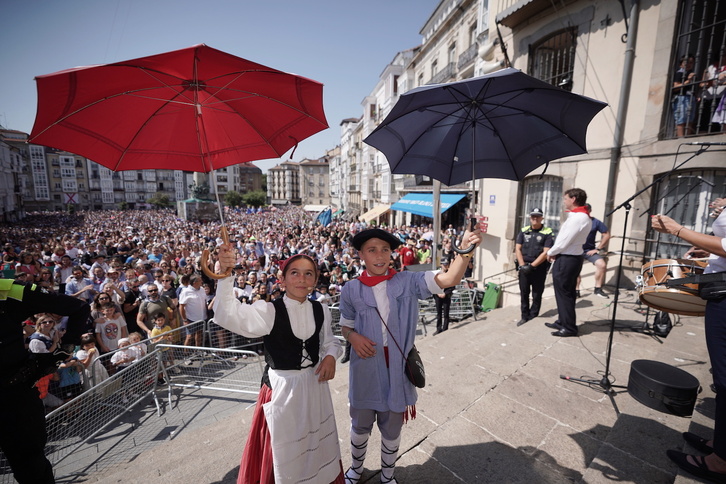 Elaia Berganzo eta Unax Ferrera dantzan agertu dira balkoian, baina onartu dute hunkitu direla jendetza ikustean.