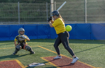 Orio Bate Bizkorrak taldeko catcherra –pilota jasotzen duena– eta bateatzaile bat entrenamendu saio batean.