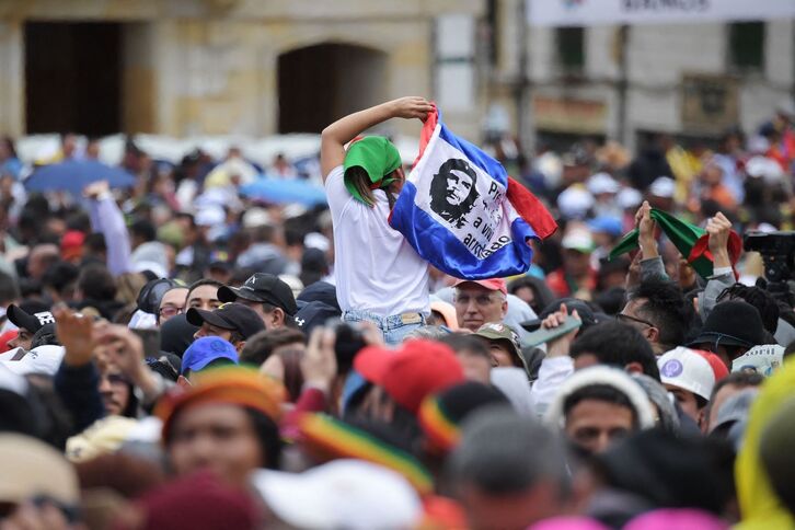 Miles de personas en la Plaza Bolívar de Bogota.
