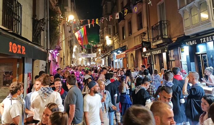 La Kutxi, llena de gente durante las fiestas de La Blanca.