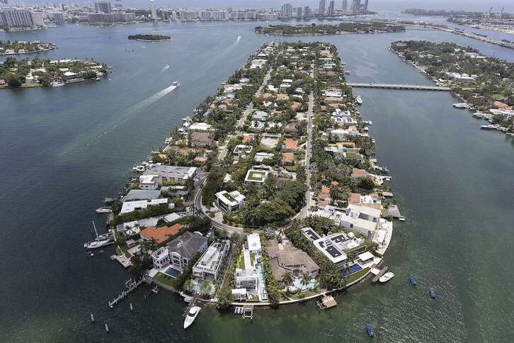 Vista aérea de Hibiscus Island, zona residencial de Miami ubicada en la Bahía Vizcaína.