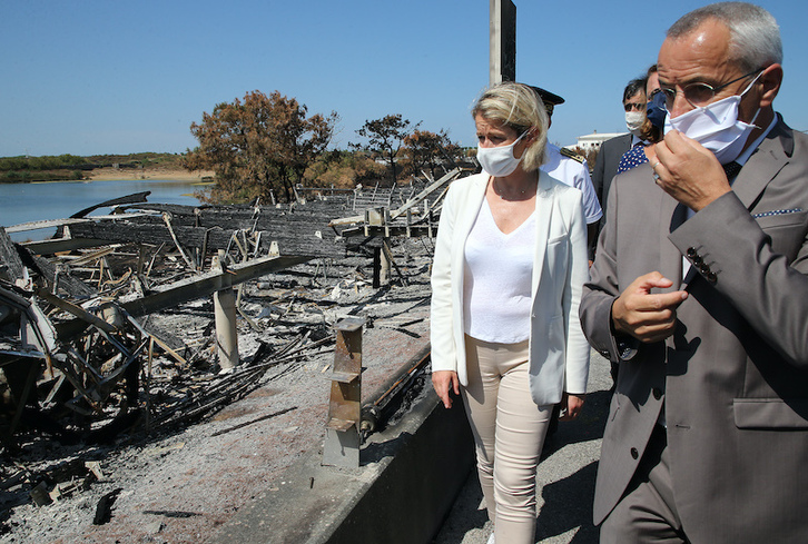La entonces ministra de Ecología, visitando los daños del incendio de la Pignada en 2020.