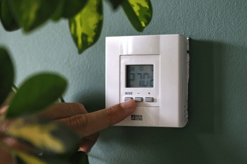 Un termostato marca 27 grados.