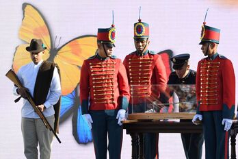 Miembros de la Guardia Presidencial junto a la espada de Bolívar.