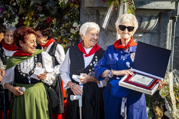 Esther Espinosa, Gasteizko neska beteranoetan beteranoena, bere 100.urtebetetzeko omealdi ekitaldian. 