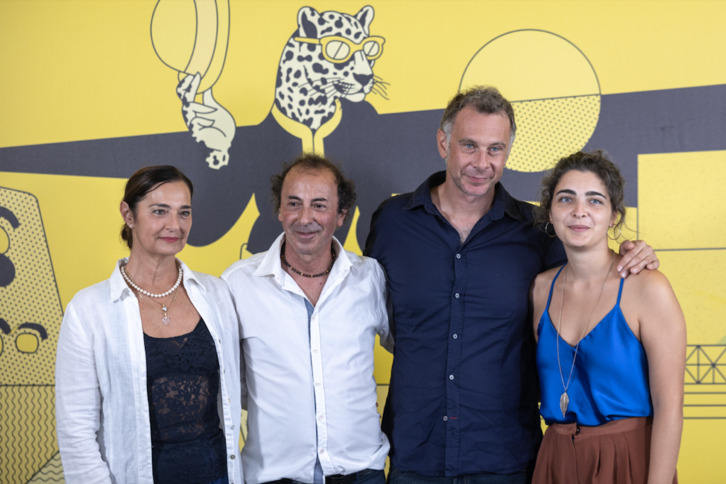 Alessandro Comodin junto a su equipo.