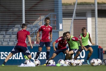 Rubén Peña, Aimaro Oroz y Pablo Ibáñez, algunas de las caras nuevas durante el entrenamiento matinal.