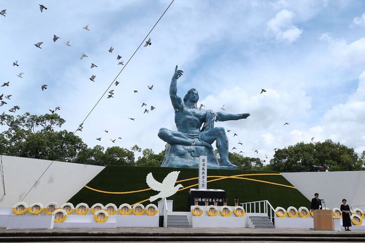 Las palomas se lanzan al aire durante la ceremonia conmemorativa en el Parque de la Paz de Nagasaki.