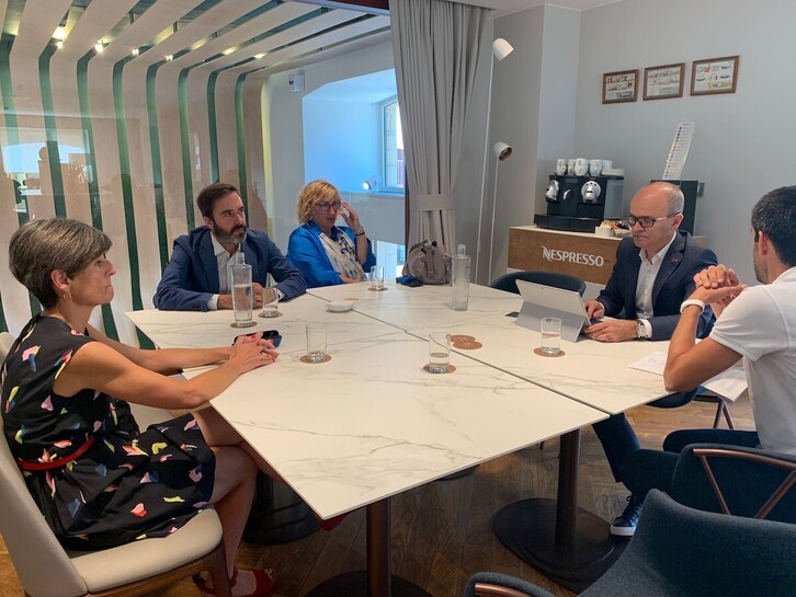 El consejero de Turismo, Comercio y Consumo del Gobierno de Lakua, Javier Hurtado, ha presentado los avances en las iniciativas en Donostia que forman parte del primer Plan Territorial de Sostenibilidad Turística de la CAV.