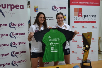 Las nuevas jugadoras posan con la camiseta del conjunto de Atarrabia.
